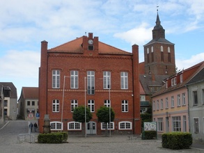 Marktplatz Altentreptow, Praxis am Rand der Innenstadt, neben einer Apotheke, Zahnarzt, Augenarzt im gleichen Gebäude